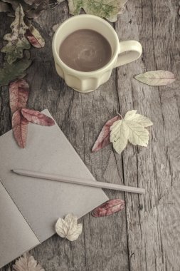 kahve ve dizüstü tablo üzerinde kurutulmuş sonbahar yaprakları ile süslenmiş