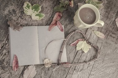 kahve ve dizüstü tablo üzerinde kurutulmuş sonbahar yaprakları ile süslenmiş