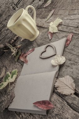 kahve ve dizüstü tablo üzerinde kurutulmuş sonbahar yaprakları ile süslenmiş