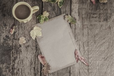 kahve ve dizüstü tablo üzerinde kurutulmuş sonbahar yaprakları ile süslenmiş