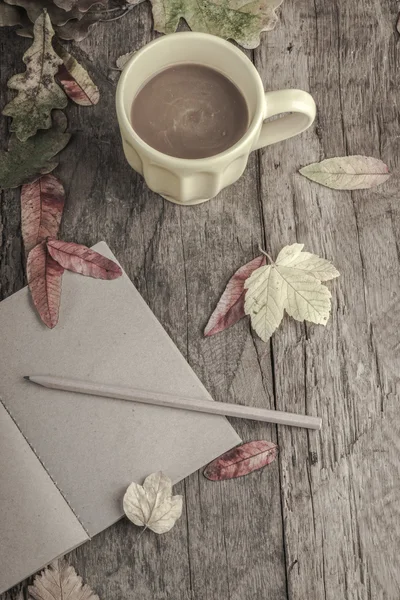 kahve ve dizüstü tablo üzerinde kurutulmuş sonbahar yaprakları ile süslenmiş