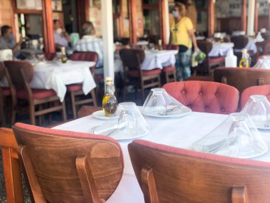 Covid-19 Corona salgını sırasında bir restoranda yeni bir normal olarak hazırlanan masalar 