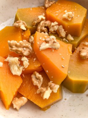 Haşlanmış kabak, ceviz ve şekerle hazırlanmış geleneksel Türk tatlısına yakın plan.