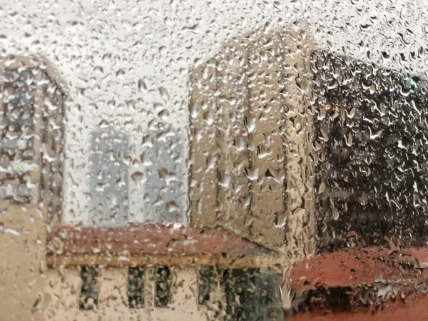 Hintergrund Mit Regentropfen Auf Fensterscheibe Gegen Gebäude Einem Regnerischen Tag — Stockfoto