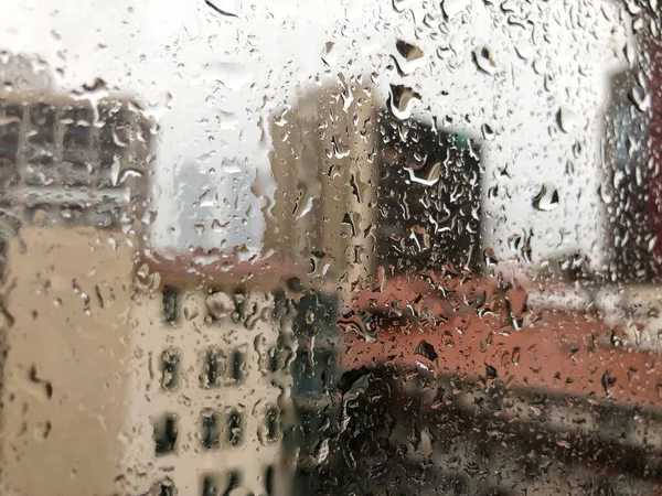 Tło Kroplami Deszczu Szybie Przed Budynkami Deszczowy Dzień — Zdjęcie stockowe