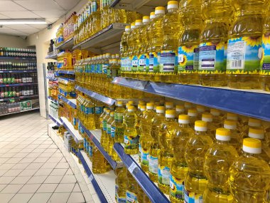 Kiev, Ukrayna - 18 Eylül 2019; Kiev, Ukrayna 'daki bir süpermarketin rafları