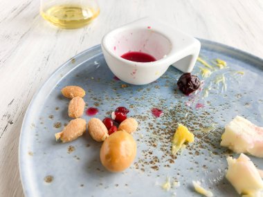 Tahta bir masada kahvaltıdan arta kalanlar.