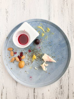 Tahta bir masada kahvaltıdan arta kalanlar.