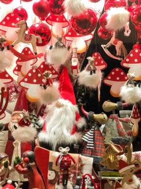 Yeni yıl için arkaplan olarak renkli noel süslemeleri