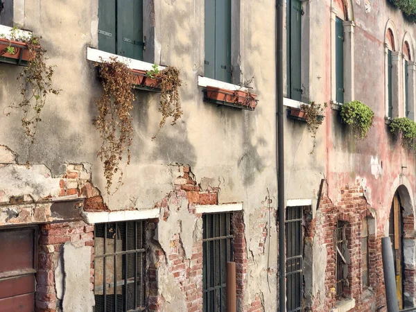 Exterior Del Antiguo Edificio Con Paredes Ladrillo Desgastado Italia — Foto de Stock