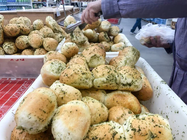 Handen Van Een Persoon Die Brood Kiest Uit Mand Supermarkt — Stockfoto
