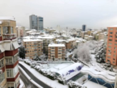 Kışın kar altında hava binaları ve sokaklar ile bulanık arkaplan