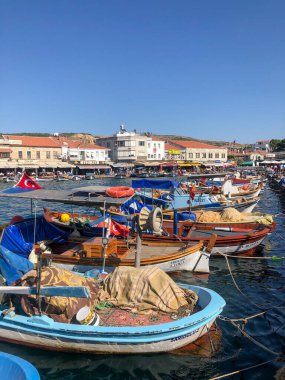İzmir, Türkiye - 16 Ağustos 2020; Foca Limanı İzmir 'in en popüler tatil beldelerinden biridir.