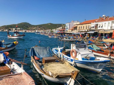 İzmir, Türkiye - 16 Ağustos 2020; Foca Limanı İzmir 'in en popüler tatil beldelerinden biridir.