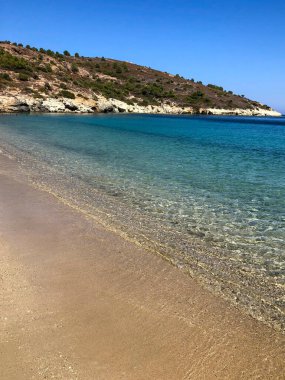 Güzel, sakin bir deniz ve yazın kumlu bir ada.