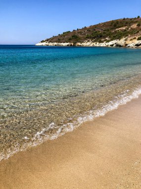 Güzel, sakin bir deniz ve yazın kumlu bir ada.