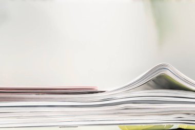 Yumuşak arkaplan üzerine seçici odaklı fotokopi alanı olan dergi ve dosya yığını