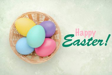 Yeşil arkaplanda fotokopi alanı olan renkli paskalya yumurtaları