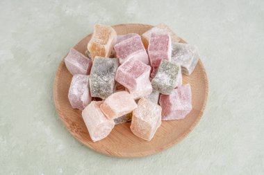 Yeşil bir masanın üzerindeki tabakta renkli Türk lezzetleri