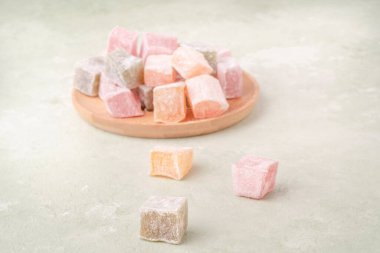 Yakın plan renkli Türk lezzetleri yeşil bir masada tabakta