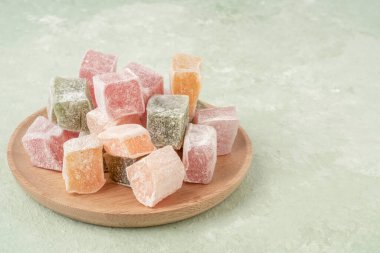 Tabaktaki renkli Türk lezzetleri kopyalama alanı olan yeşil bir masada