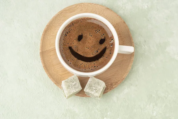 Χαμογελαστό Σχήμα Προσώπου Ένα Φλιτζάνι Καφέ Και Τουρκικές Απολαύσεις Ένα — Φωτογραφία Αρχείου