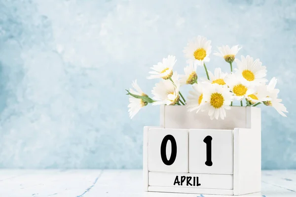 White Cube Kalender Für April Dekoriert Mit Gänseblümchen Blumen Auf Stockbild