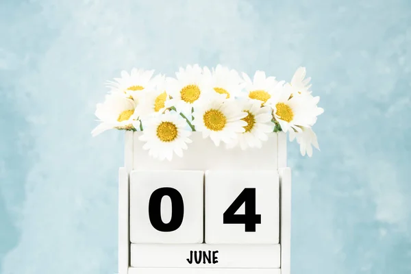 White Cube Kalender Für Juni Mit Gänseblümchen Blumen Auf Blauem — Stockfoto