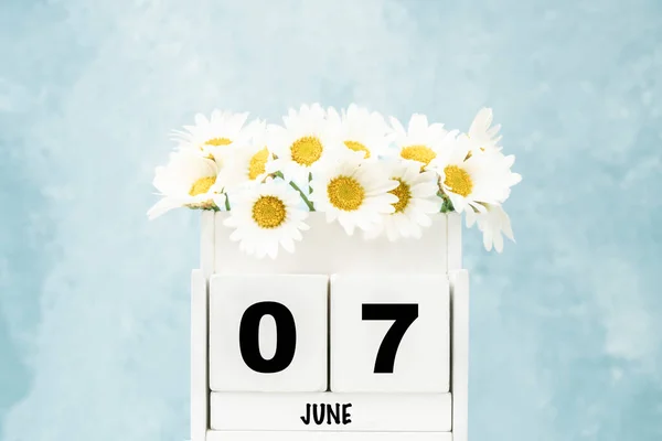 Vit Kub Kalender För Juni Med Tusensköna Blommor Över Blå — Stockfoto
