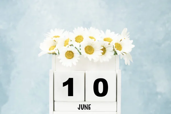 Calendrier Cube Blanc Pour Juin Avec Des Fleurs Marguerite Sur — Photo