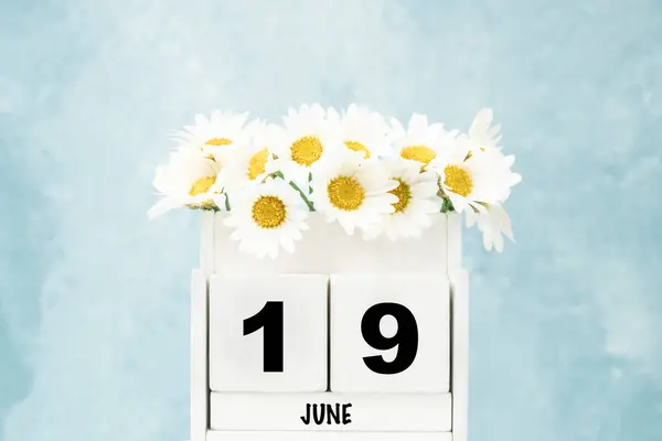 Calendario Cubos Blancos Para Junio Con Flores Margarita Sobre Fondo — Foto de Stock