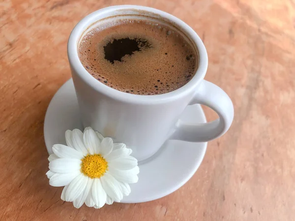 Closeup Cup Turkish Coffee Blooming Daisy Flower Wooden Table — Foto de Stock