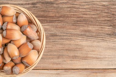 Tahta bir masanın üzerinde fındık kabuğu olan yakın plan fındıklar.