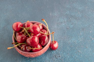 Yakın plan taze ve olgunlaşmış kiraz meyveleri fotokopi alanı olan bir kasede.