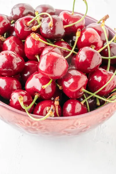 Fermer Les Cerises Fraîches Mûres Dans Bol Blanc Avec Espace — Photo