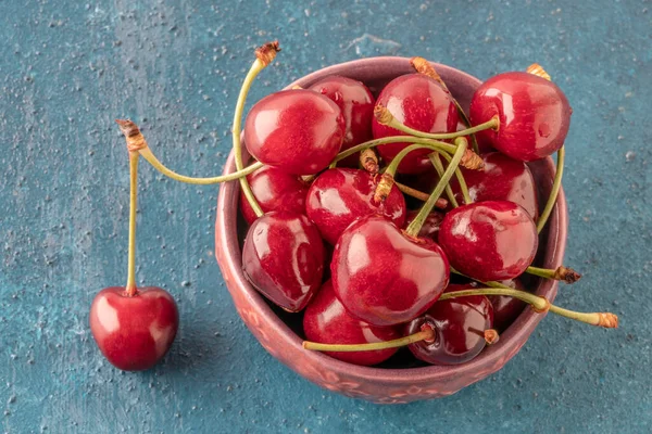 Fermer Les Fruits Frais Mûrs Cerise Dans Bol Sur Table — Photo