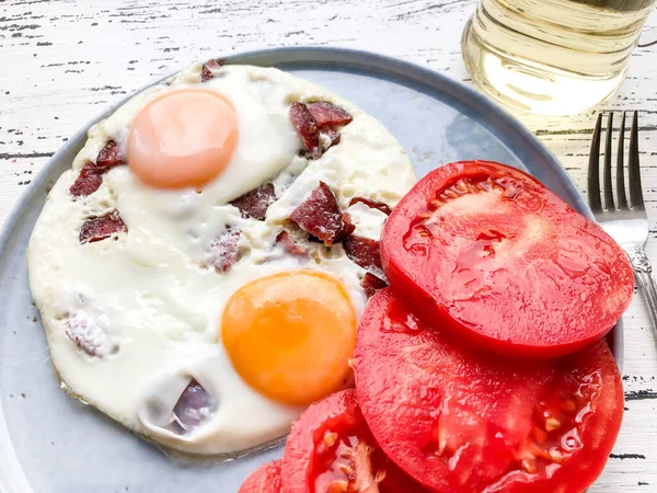 Ovo Frito Com Salsicha Servido Com Tomates Maduros Uma Mesa — Fotografia de Stock