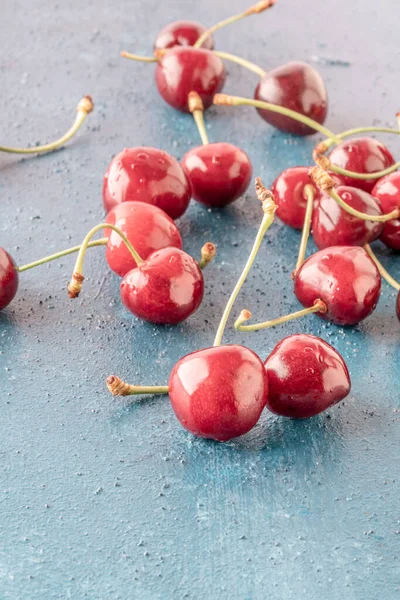 Fruits Cerises Mûrs Frais Sur Fond Bleu Avec Espace Copie — Photo