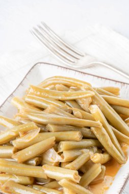 Taze bezelye çekirdeği zeytin yağıyla pişirilir.