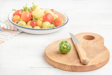 Tahta masanın üzerinde acı biber dilimlenmiş.