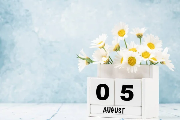 White Cube Kalender Für August Dekoriert Mit Gänseblümchen Blumen Auf — Stockfoto