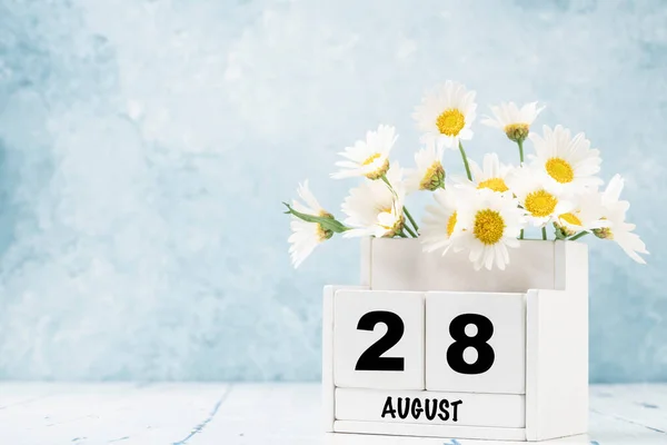 White Cube Kalender Für August Dekoriert Mit Gänseblümchen Blumen Auf — Stockfoto