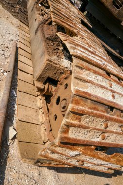 Bölgedeki bir inşaat makinesinin tekerleğini kapat