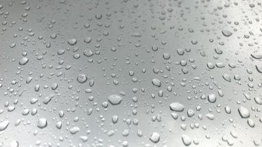 Arka plan olarak pencere camına yağmur damlaları yağar