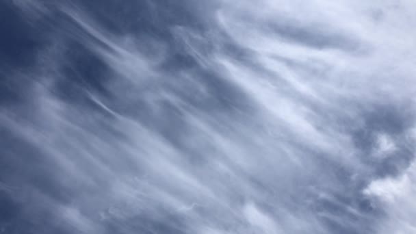 Hermoso Cielo Con Suaves Nubes Blancas Como Fondo — Vídeos de Stock