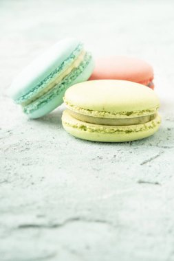 Fotokopi alanı olan yeşil arkaplanda renkli badem kurabiyelerini kapat