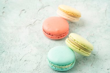 Fotokopi alanı olan yeşil arkaplanda renkli badem kurabiyelerini kapat