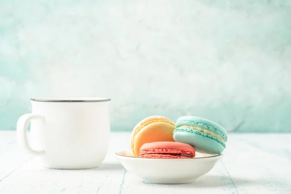 Kleurrijke Macarons Kopje Koffie Houten Tafel Met Kopieerruimte — Stockfoto