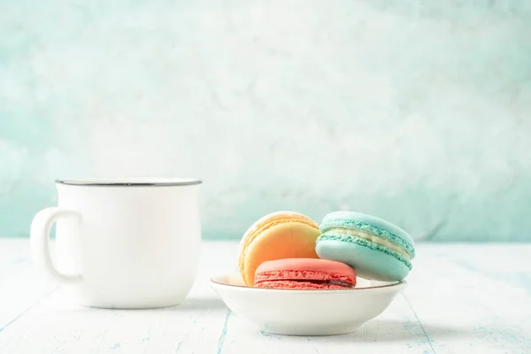 Macarrones Coloridos Taza Café Mesa Madera Con Espacio Para Copiar —  Fotos de Stock