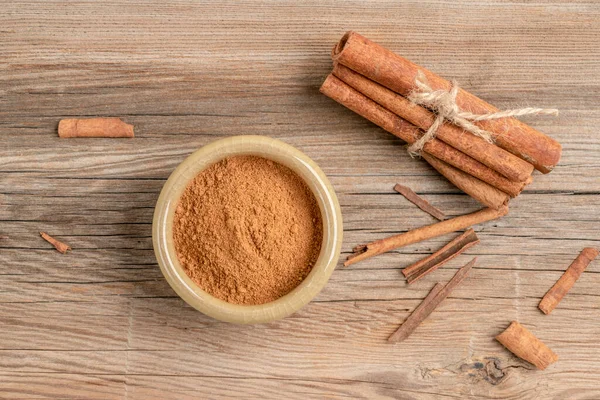 Nahaufnahme Zimtstangen Und Puder Auf Dem Holztisch Mit Kopierraum — Stockfoto